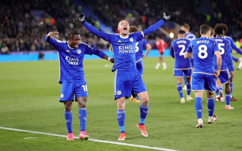 Anh cùng Leicester City ăn mừng vé thăng hạng Premier League