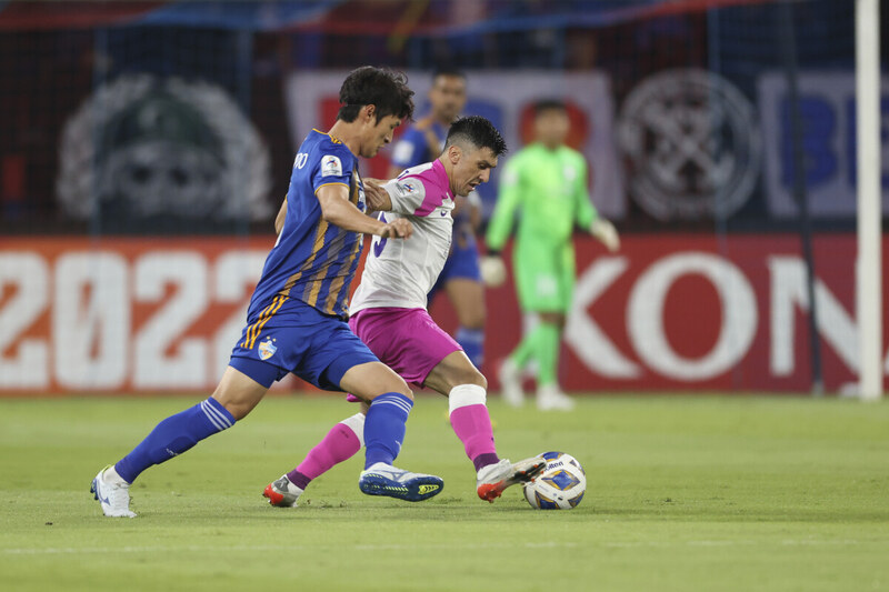 Các cầu thủ Johor Darul Ta’zim thi đấu quyết liệt