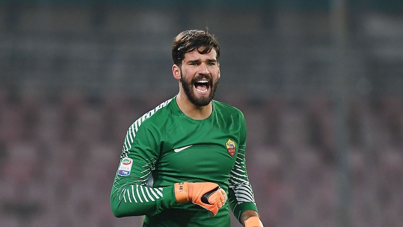 Thủ môn Alisson Becker thi đấu trong màu áo AS Roma
