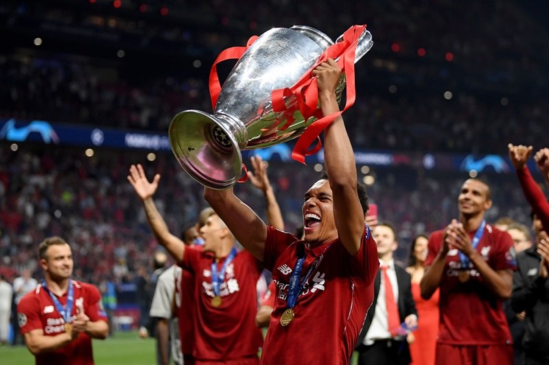 Trent nâng cao chiếc cúp vô địch Ngoại Hạng Anh mùa giải 2019 trong màu áo Liverpool